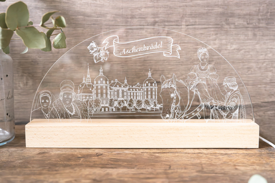 LED-Lampe Aschenbrödel mit graviertem Schloss Moritzburg, Märchenfiguren und Pferd auf Acrylglas-Halbbogen mit Holzsockel, warmweiß leuchtend